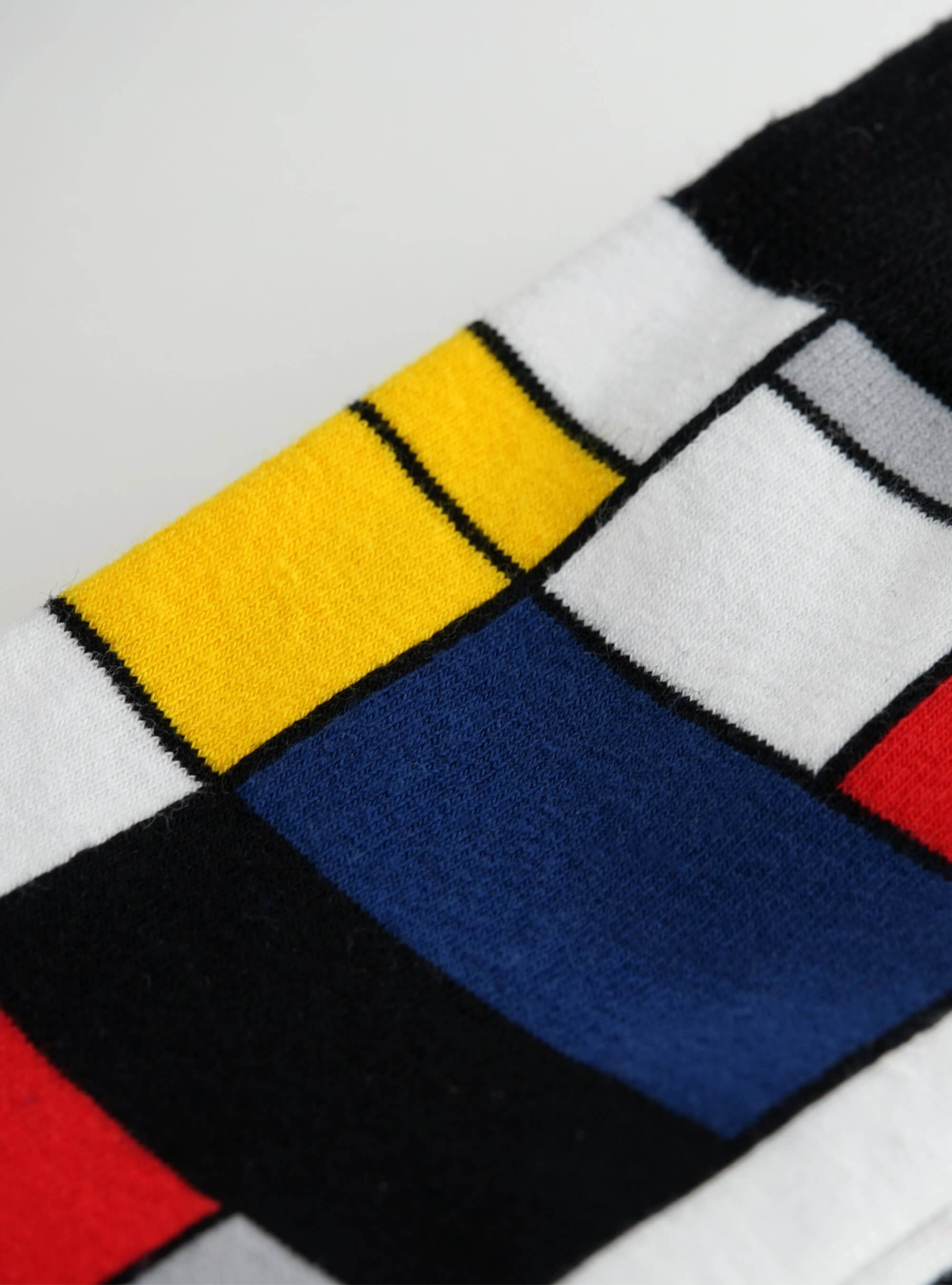 Detailshot van de 'Compositie A' sokken, geïnspireerd door Mondriaan's kleurrijke kunstwerk.